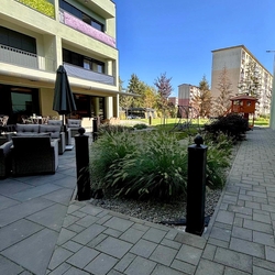 �clairage ext�rieur du restaurant avec des lampes sur pied forg�es � �clairage de jardin