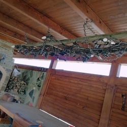 �clairage de jardin dans le kiosque d'�t� � lustre forg� avec des vignes sur une �chelle en bois � lumière artistique vintage